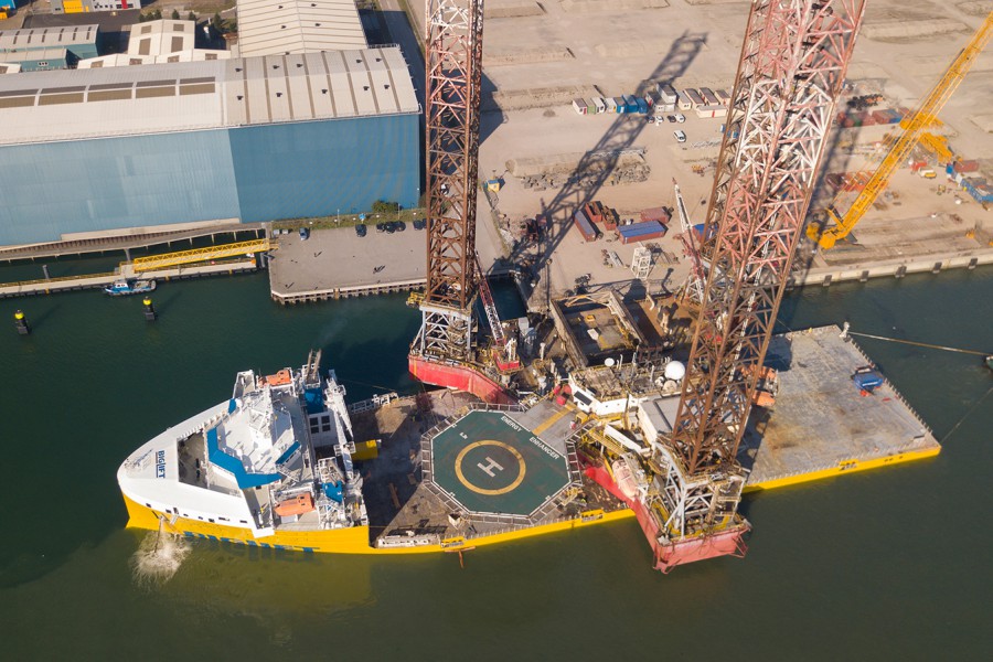 BigLift Barentsz transports an 11,700 mt Jackup Platform