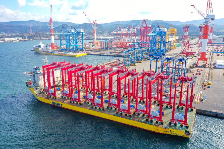 HTVs BigLift Baffin & CY Interocean I loading in Oita