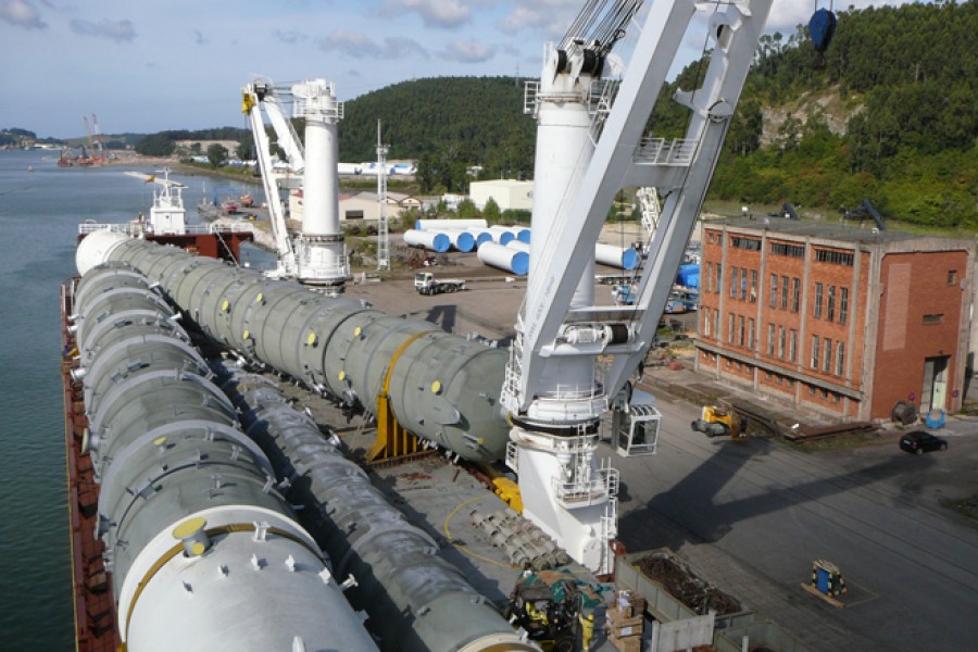 Large UHCU fractionators